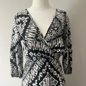 Womens xs black and white, v-neck, elastic waist and wrist dress. Worn once.
